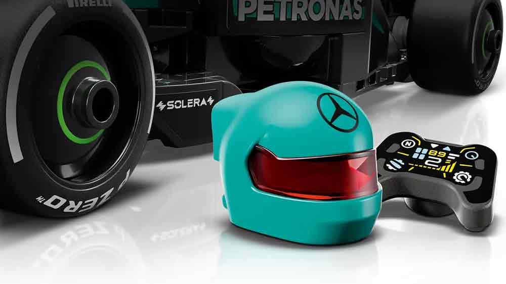 Stavebnice LEGO® Speed Champions 77244 Závodní auto Mercedes-AMG F1® W15 – detail helmy a pneumatik_02