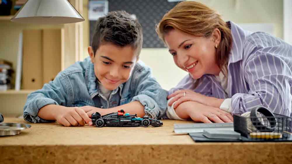 Matka a syn u hry se stavebnicí LEGO® Speed Champions 77244 Závodní auto Mercedes-AMG F1® W15_03