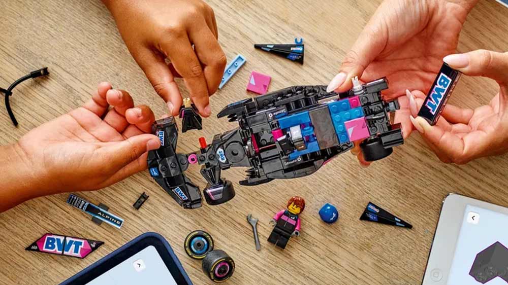 LEGO® Speed Champions™ 77248 Závodní auto BWT Alpine F1® Team A524 – Dva lidé staví závodní vůz LEGO®_02