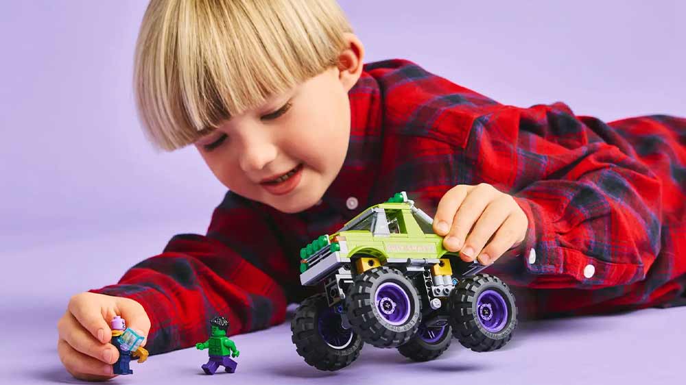 Chlapec si hraje se stavebnicí LEGO® Marvel 76312 Hulkův truck vs. Thanos_02