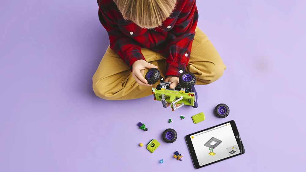 Chlapec staví LEGO® Marvel 76312 Hulkův truck vs. Thanos s pomocí aplikace LEGO® Builder v tabletu_04