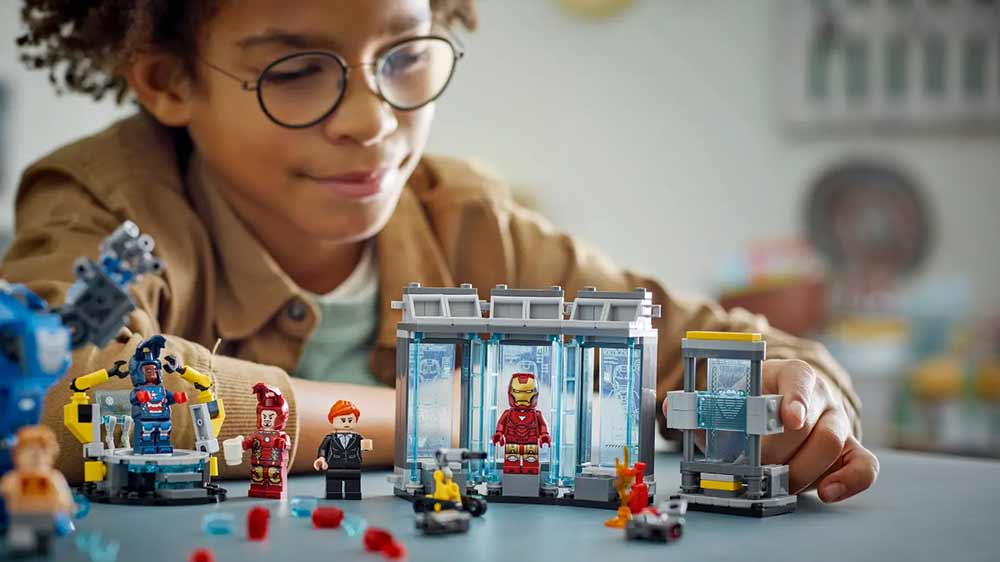 Chlapec si hraje se stavebnicí LEGO® Marvel 76315 Iron Man a jeho laboratoř: Síň brnění_02