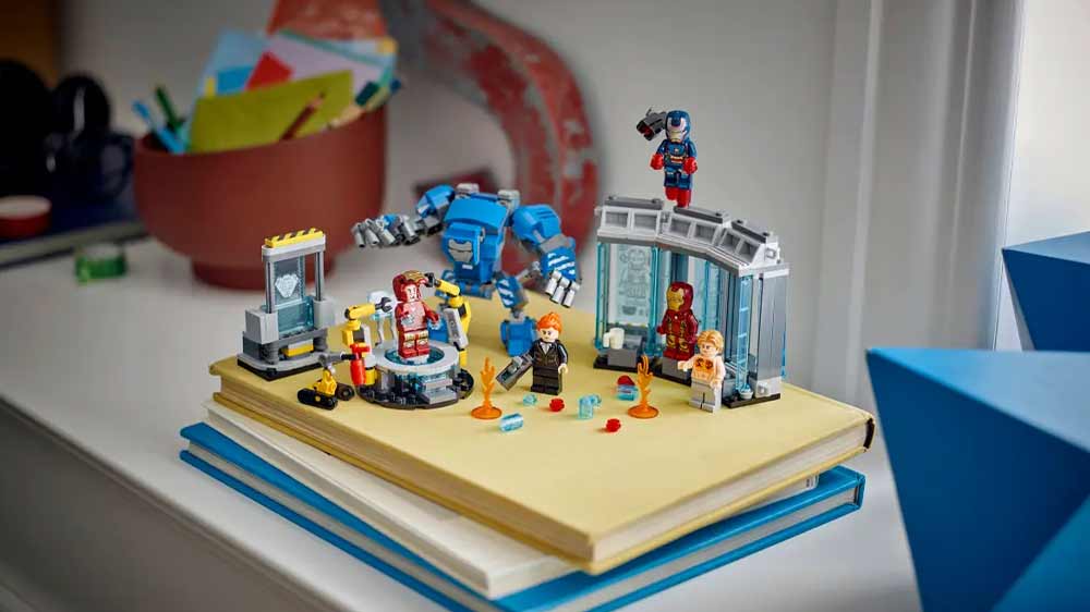 Stavebnice LEGO® Marvel 76315 Iron Man a jeho laboratoř: Síň brnění vystavená na dětském stole_04