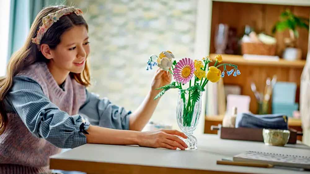 Dívka aranžující stavebnici LEGO® Botanicals 10347 Drobná slunečná kytice_02