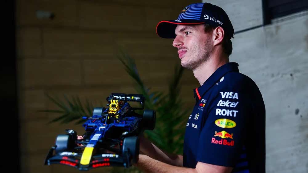 Závodník držící stavebnici LEGO® Technic 42206 Auto Oracle Red Bull Racing RB20 F1_02