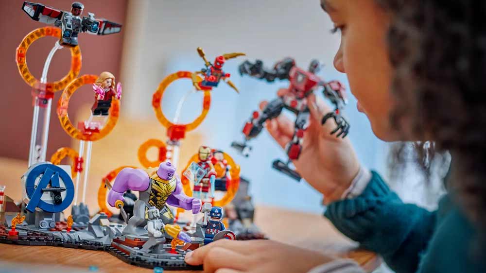 Dítě hrající si se stavebnicí LEGO® Marvel 76323 Avengers: Endgame – Poslední bitva_02