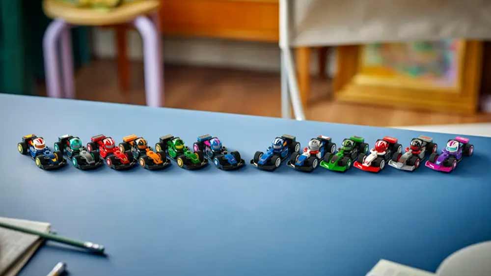 12 autíček stavebnice LEGO® 71049 Sběratelská závodní auta F1 v řadě_02