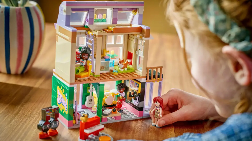 Dívka si hraje se stavebnicí Obchod s hudebninami a byt_02