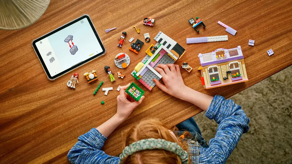 Dívka sestavuje stavebnici LEGO® Friends s pomocí interaktivní aplikace v tabletu_04