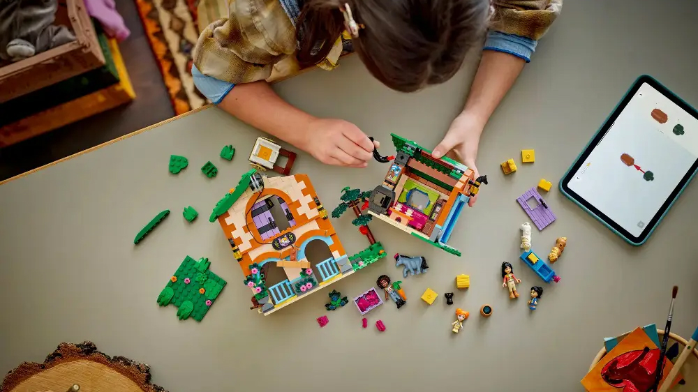 Dívka sestavuje stavebnici Ranč s poníky a stáj (42654) s pomocí návodu v interaktivní aplikaci_04