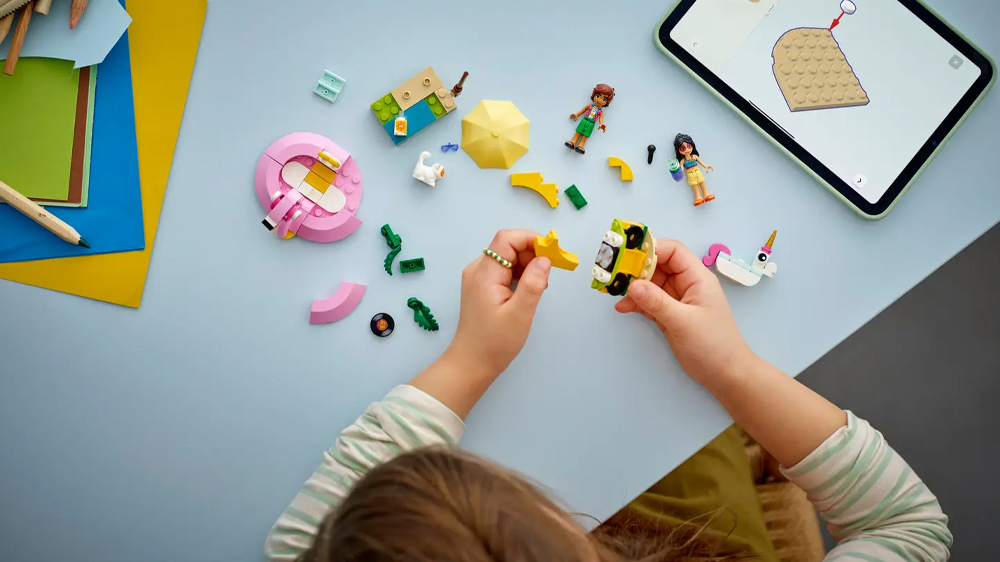 Dívka sestavuje stavebnici LEGO® Friends s pomocí návodu v interaktivní aplikaci na tabletu_04