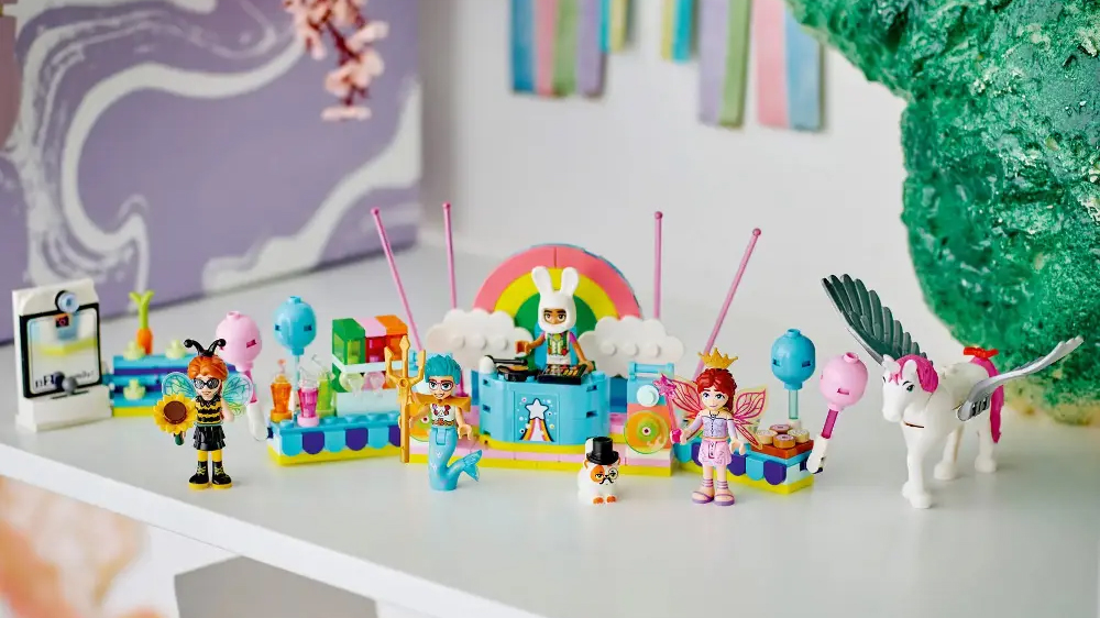 Stavebnice LEGO&reg; Friends 42661 Kost&yacute;mov&aacute; p&aacute;rty s jednorožcem a v&iacute;lou vystaven&aacute; na polici v dětsk&eacute;m pokoji_03