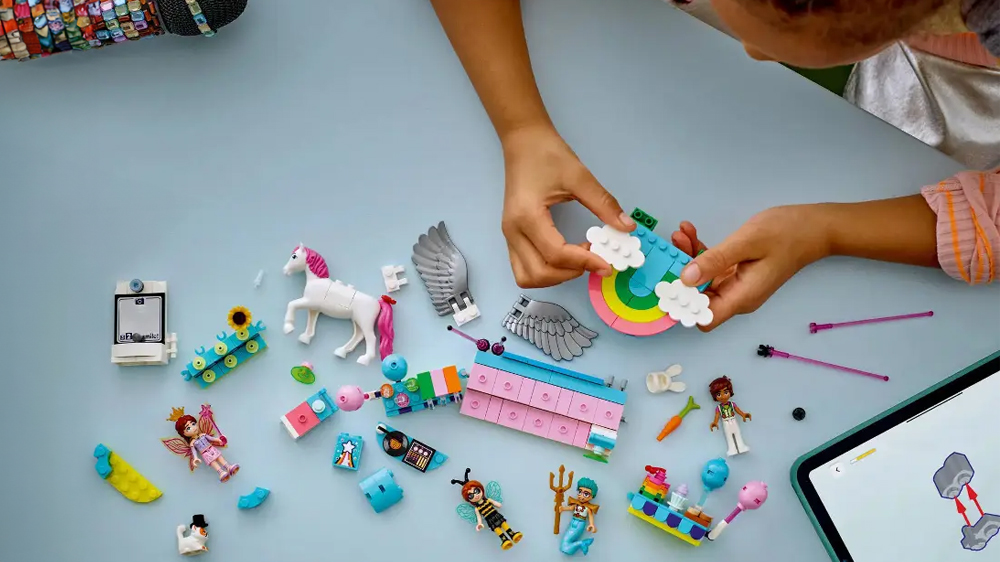 D&iacute;vka sestavuje stavebnici LEGO&reg; Kost&yacute;mov&aacute; p&aacute;rty s jednorožcem a v&iacute;lou_04