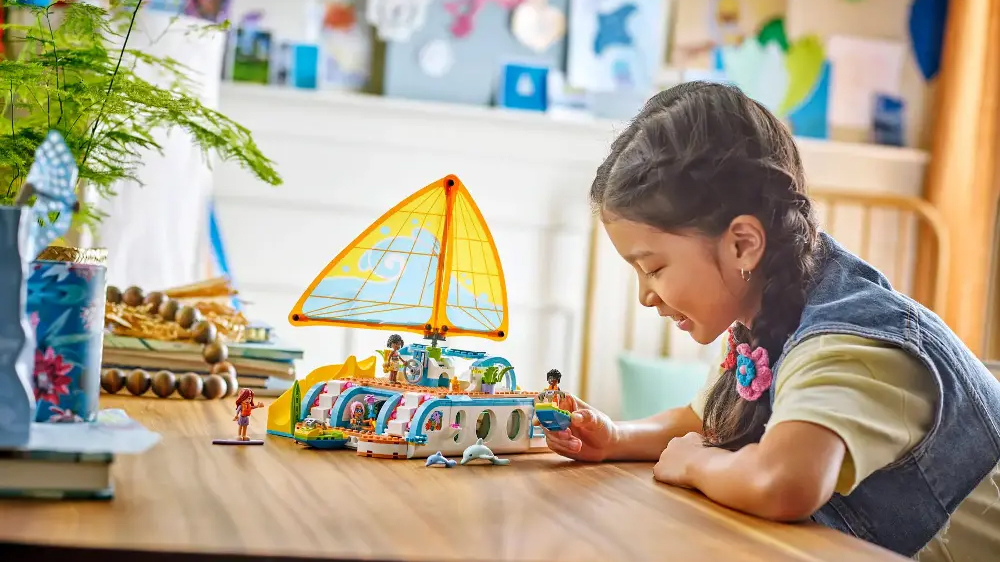 Usmívající se dívka si hraje se stavebnicí LEGO® Friends 42664 Dobrodružství na jachtě_02