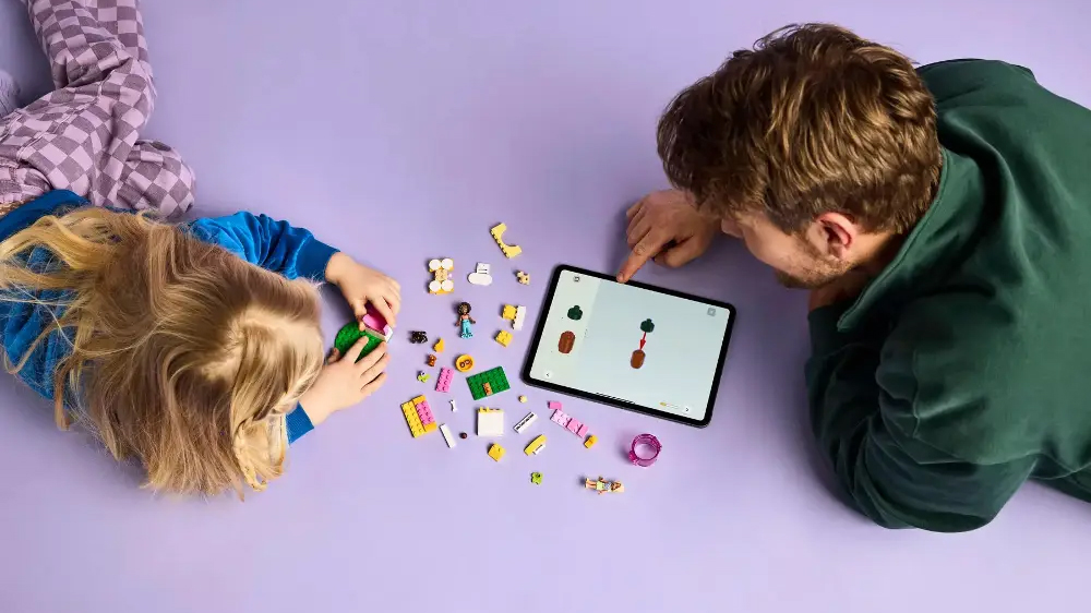 Muž s holčičkou staví stavebnici s pomocí interaktivní aplikace_03