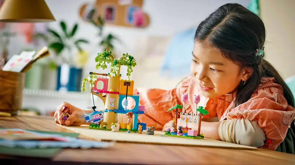 Usmívající se dívka si hraje se stavebnicí LEGO® Friends_02