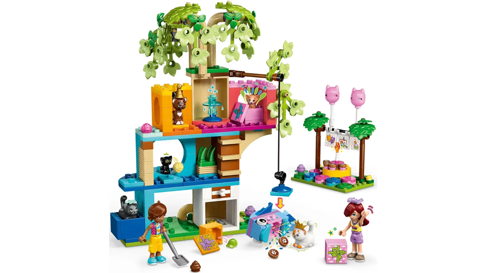 Scéna ze hry se stavebnicí Kočičí narozeninová oslava a dům na stromě – kočky si hrají a minipanenky se se starají o kočičí záchod a dárky_03