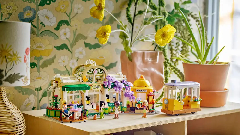 Stavebnice LEGO® Friends 42671 Kavárna plná rostlin a květinářství vystavená na polici_02