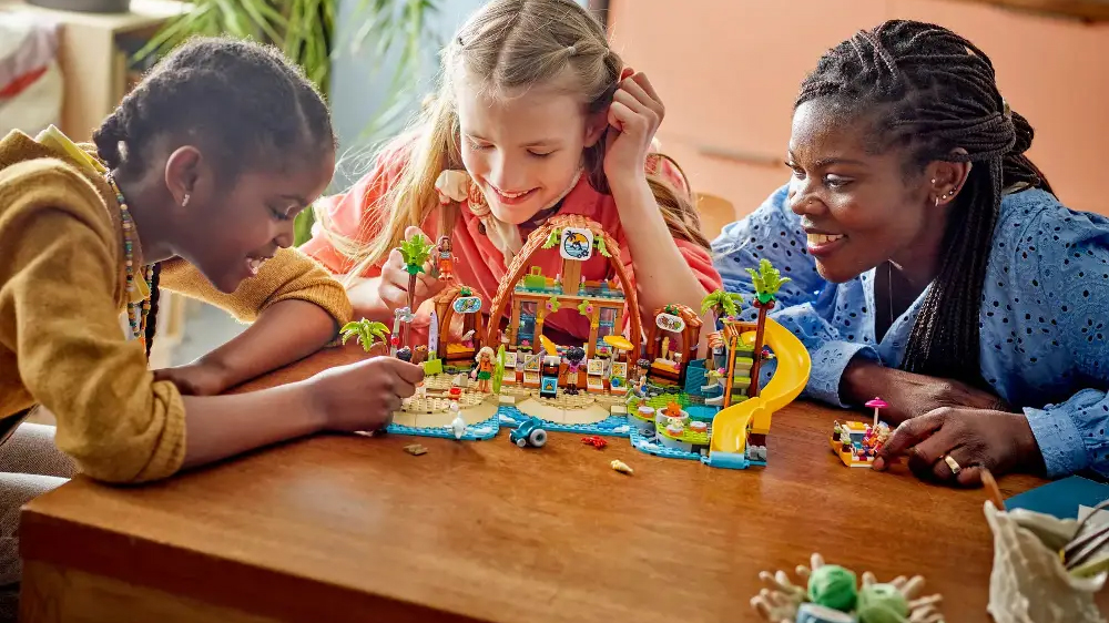 Dívky si hrají se stavebnicí LEGO® Friends 42673 Rodinná dovolená u pláže a vesele se usmívají_02
