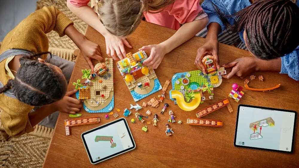 Dívky společně staví stavebnici z řady LEGO® Friends s pomocí aplikace LEGO® Builder na tabletu_04