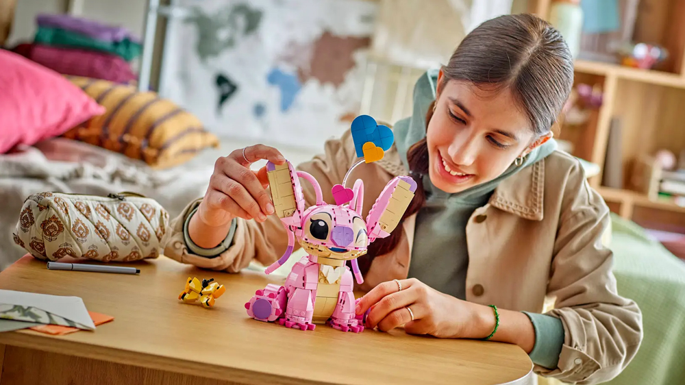Usmívající se dívka polohuje uši Andílkovi ze stavebnice LEGO® podle seriálu Lilo a Stitch_02