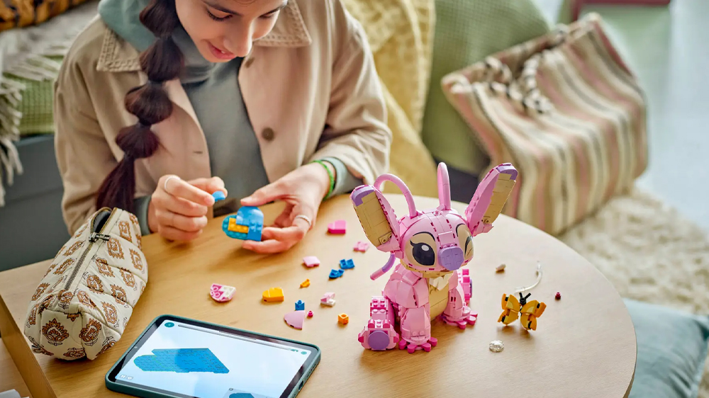 Dívka sestavuje stavebnici LEGO® Disney 43257 Andílek s pomocí aplikace LEGO® Builder v tabletu_03