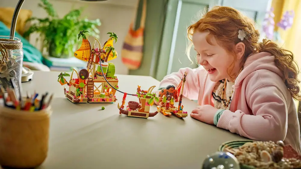 Holčička si hraje se stavebnicí LEGO® Disney 43258 Loď Kakamorů_02