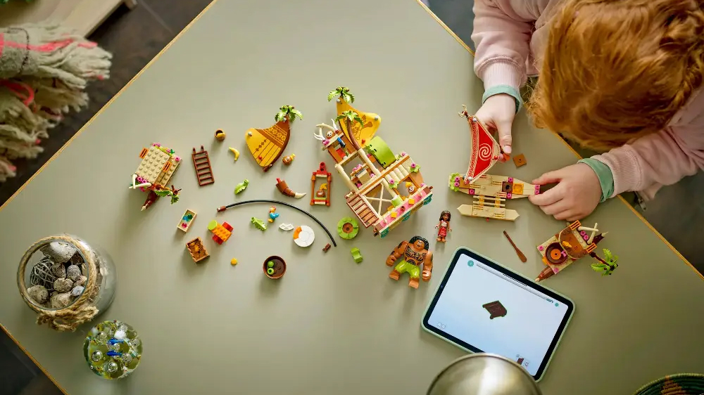 Malá dívka sestavuje stavebnici LEGO® Disney 43258 Loď Kakamorů a používá interaktivní návod v aplikaci LEGO® Builder_04