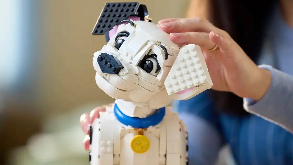 Žena polohuje hlavu štěňátka dalmatina ze stavebnice LEGO® Disney 43269_02