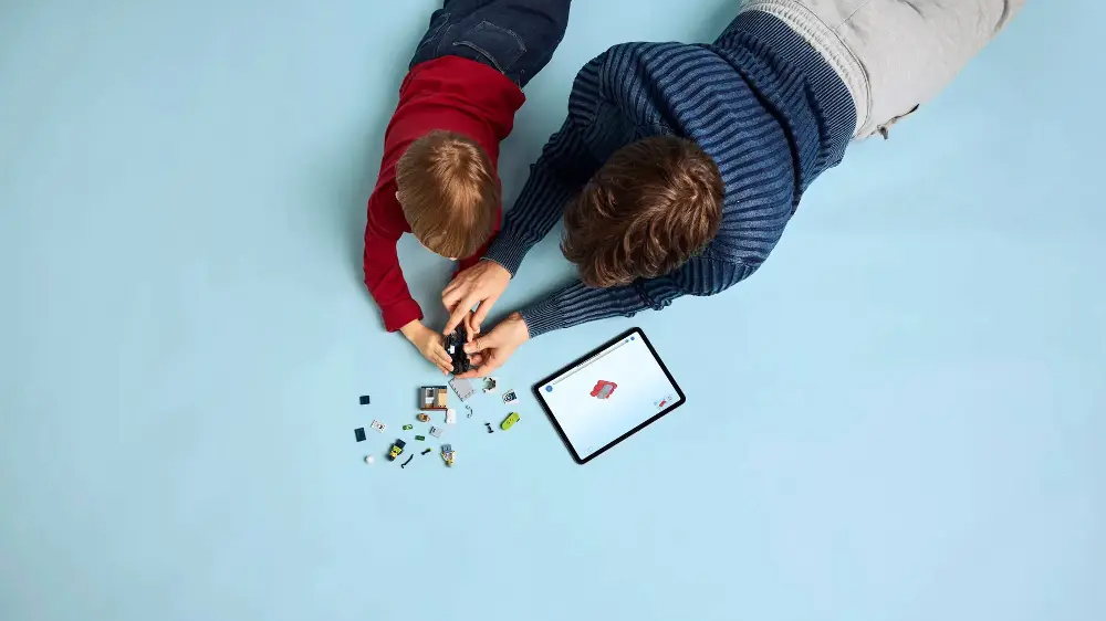 Muž s mal&yacute;m chlapcem sestavuj&iacute; stavebnici LEGO&reg; City 60455 Honička na policejn&iacute; motorce podle n&aacute;vodu v aplikaci na tabletu_03