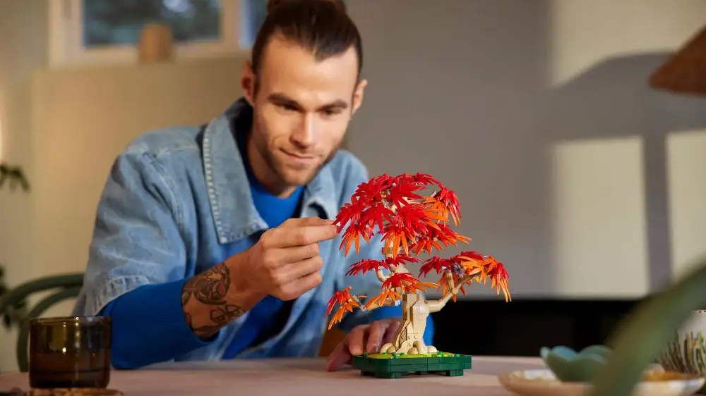 Muž si prohl&iacute;ž&iacute; hotovou stavebnici LEGO&reg; Botanicals 10348 Bonsaj &ndash; Japonsk&yacute; červen&yacute; javor_02