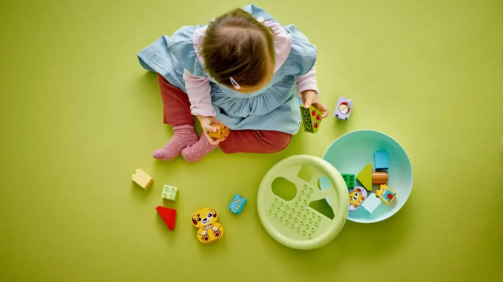 Holčička si hraje se stavebnic&iacute; LEGO&reg; DUPLO&reg; 10441 Tř&iacute;děn&iacute; tvarů: Domeček pro &scaron;těň&aacute;tka_02