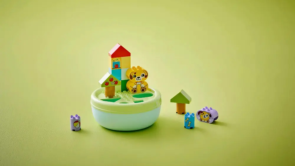 Stavebnice LEGO&reg; DUPLO&reg; 10441 Tř&iacute;děn&iacute; tvarů: Domeček pro &scaron;těň&aacute;tka &ndash; sestaven&yacute; domek, stromy a pejsci_04