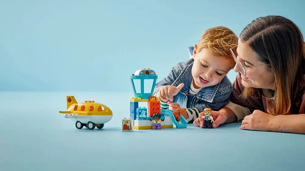 Žena s mal&yacute;m chlapcem diskutuje o leti&scaron;ti u stavebnice LEGO&reg; DUPLO&reg;_02