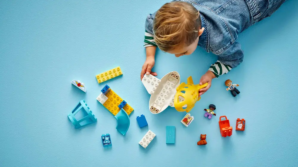 Chlapec sestavuje stavebnici LEGO&reg; DUPLO&reg; 10443 Poprv&eacute; na leti&scaron;ti_04