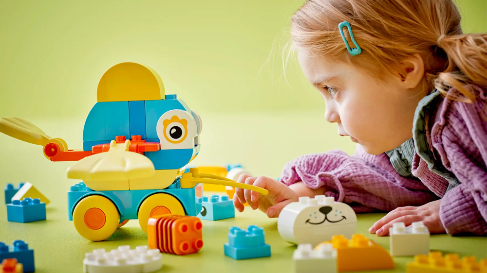 Holčička si prohl&iacute;ž&iacute; rybu, kterou postavila ze stavebnice LEGO&reg; DUPLO&reg;_03