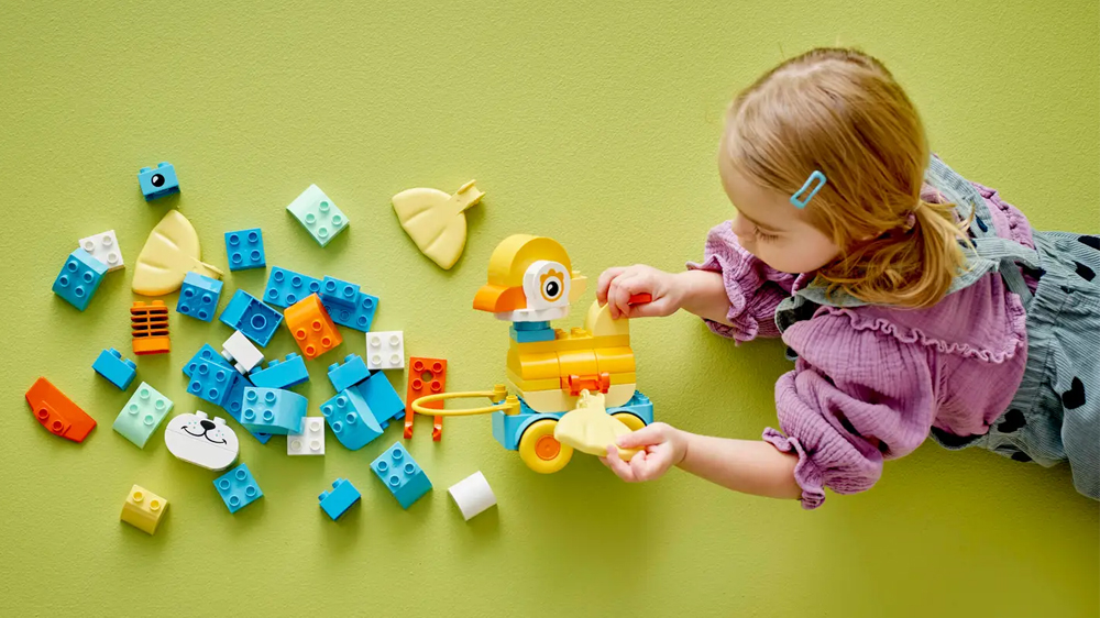 Holčička sestavuje kachnu ze stavebnice LEGO&reg; DUPLO&reg;_04