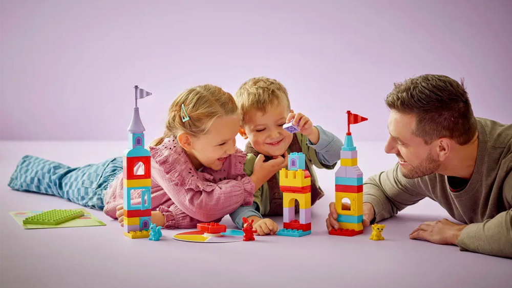 Muž s dětmi hraj&iacute; hru se stavěn&iacute;m věž&iacute; ze stavebnice LEGO&reg; DUPLO&reg; 10450 Hopsy a hra s hradem_03