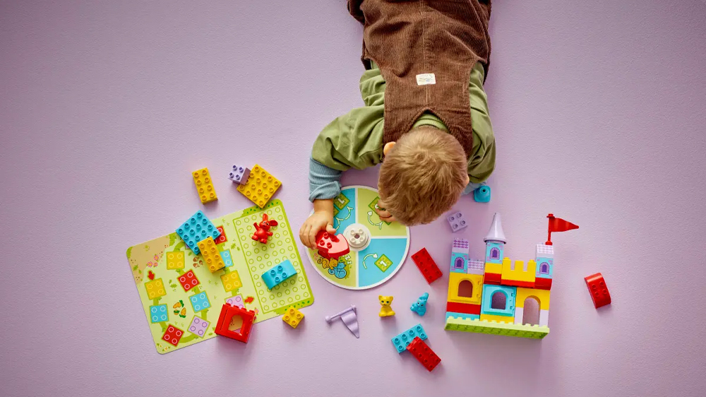 Mal&yacute; chlapec si hraje se stavebnic&iacute; LEGO&reg; DUPLO&reg; 10450 Hopsy a hra s hradem_04