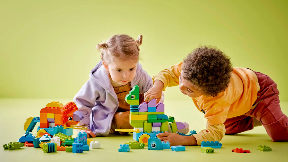 Chlapec s holčičkou si hrají s dinosaury z řady LEGO® DUPLO®_04