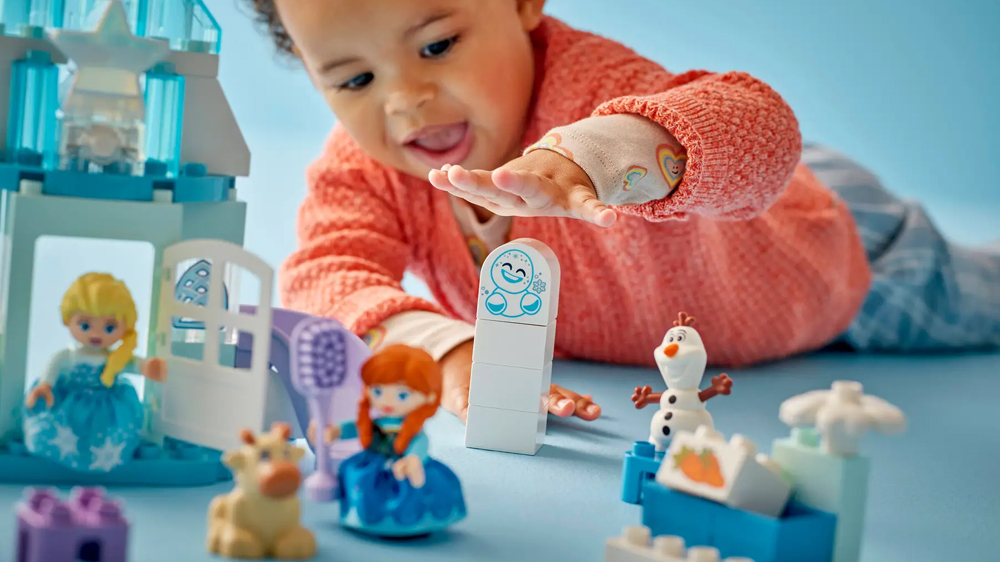 Holčička si hraje se stavebnicí LEGO® DUPLO® Disney 10455 Ledové království: Anna a Elsa a oslava na hradě_03