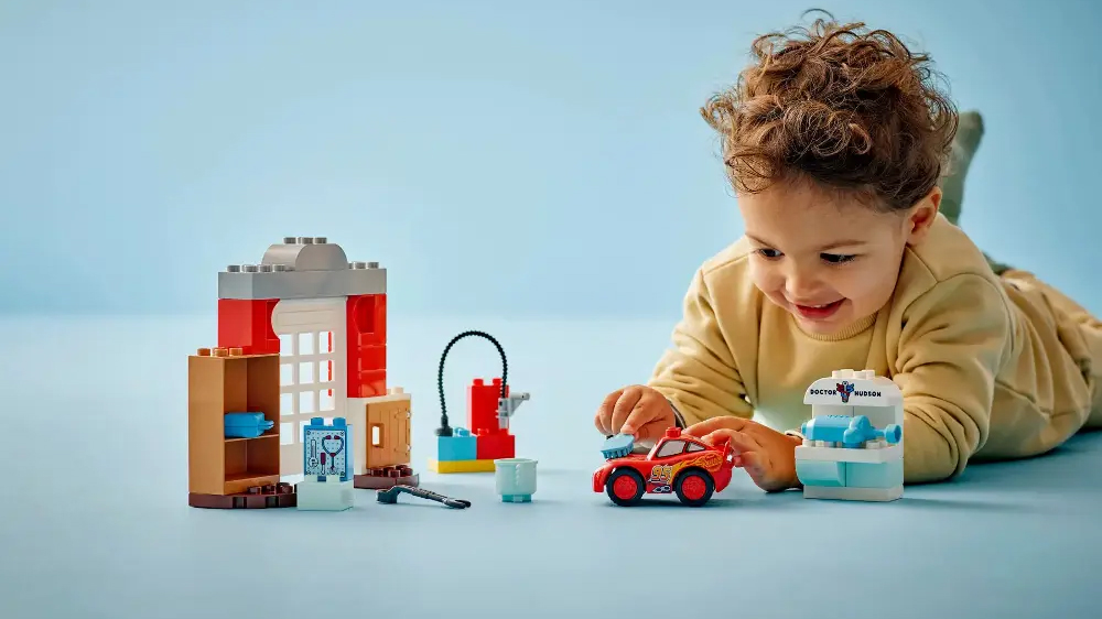 Vesel&yacute; chlapec si hraje se stavebnic&iacute; LEGO&reg; DUPLO&reg; Disney 10456 McQueen a n&aacute;v&scaron;těva v gar&aacute;ži doktora Hudsona_04