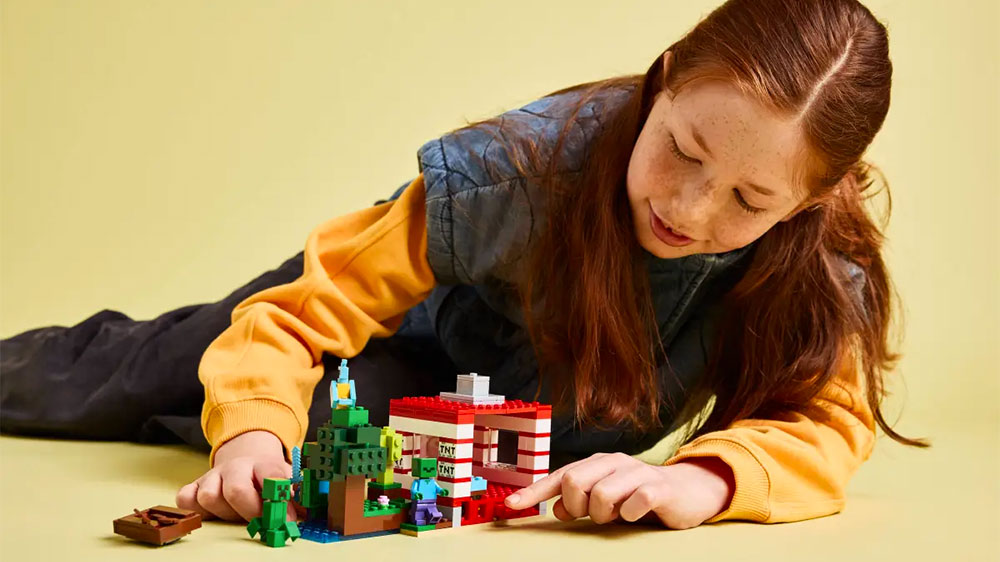 Dívka hrající si se stavebnicí LEGO® Minecraft® 21275 TNT dům v džungli_03