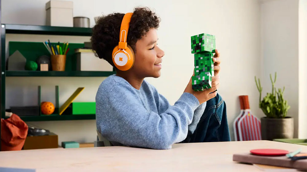 Chlapec drží figurku ze stavebnice LEGO® Minecraft® 21276 The Creeper™_02vv