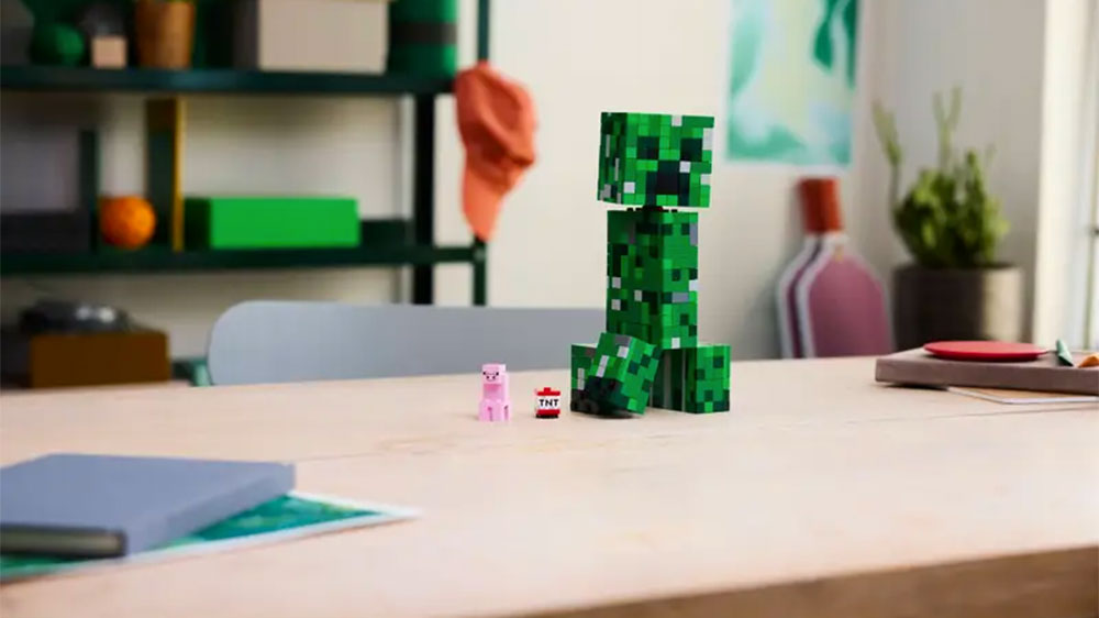 Stavebnice LEGO® Minecraft® 21276 The Creeper™ vystavená v pokojíčku_03