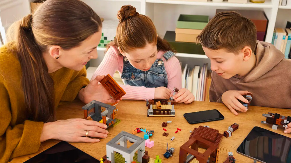 Matka s dětmi hrající si se stavebnicí LEGO® Minecraft® 21278 Základna plenitelů a Ničitel_03