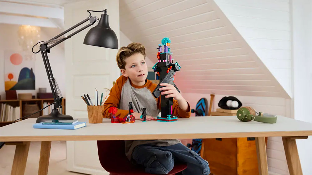 Chlapec hrající si se stavebnicí LEGO® Minecraft® 21279 Endermanova věž_03