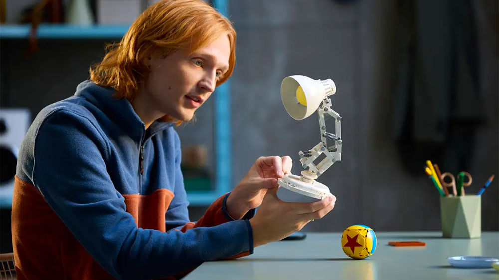 Muž drží v rukou lampu ze stavebnice LEGO® Ideas 21357_02