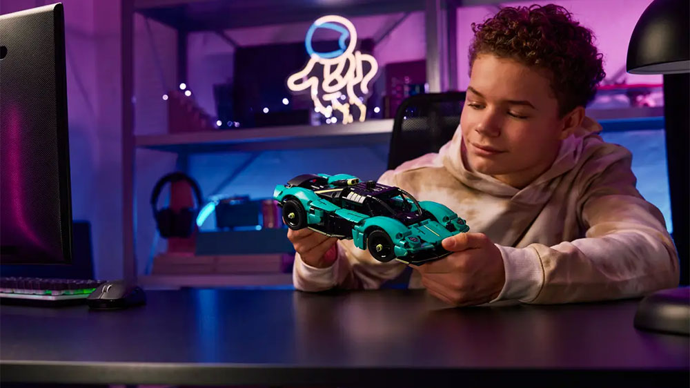 Chlapec drží v rukou auto Aston Martin Valkyrie_02