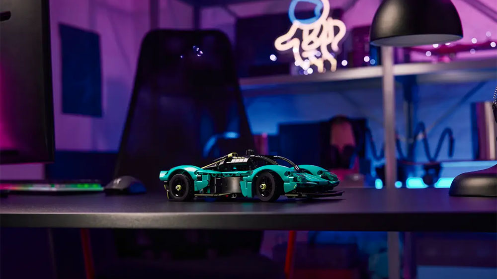 Auto Aston Martin Valkyrie ze stavebnice LEGO® Technic 42208 vystavené na stole_03